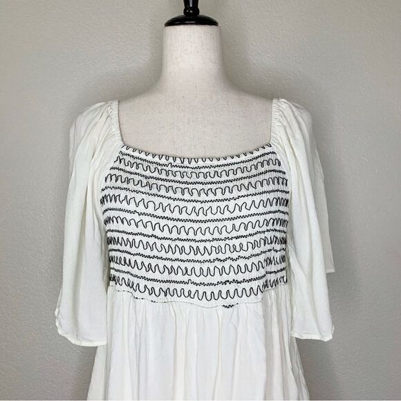 Doe & Rae Women’s Size Large Boho Embroidered Smocked Top - Picture 2 of 12